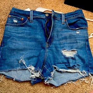 Levi shorts size 28 (M)